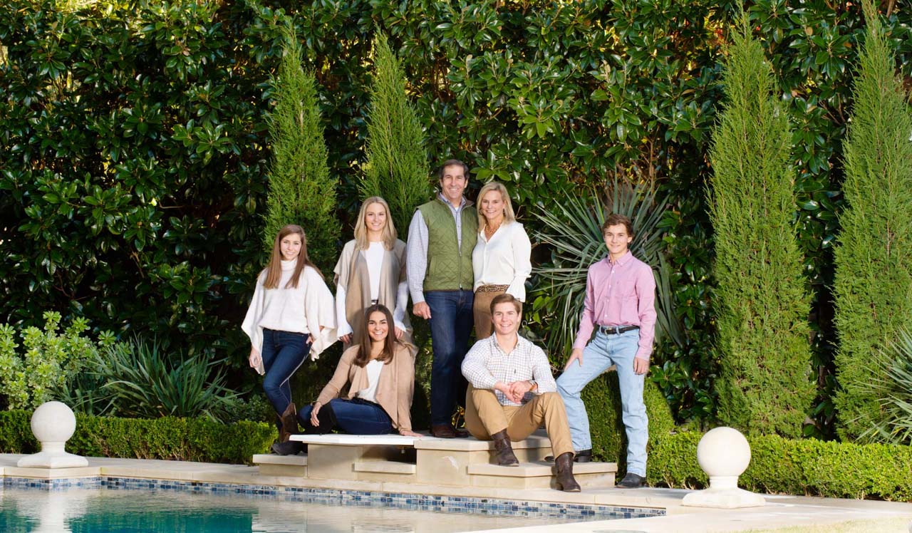 Backyard family portrait by Isabelle Guillen, Portrait Photographer in Dallas Metroplex