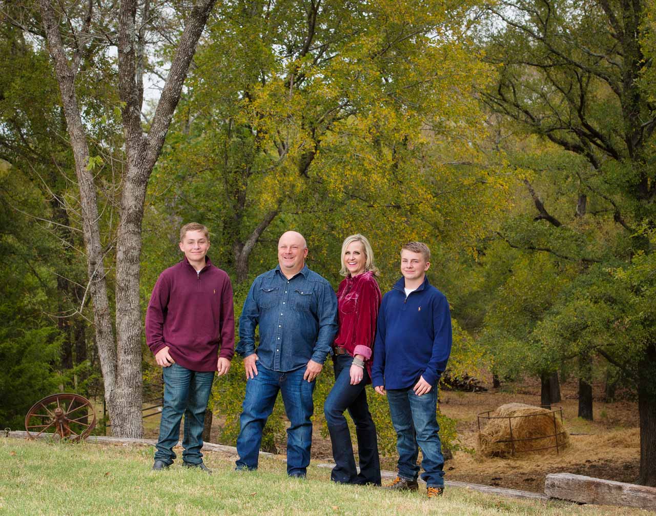 Backyard family portrait by Isabelle Guillen, Portrait Photographer in Dallas Metroplex