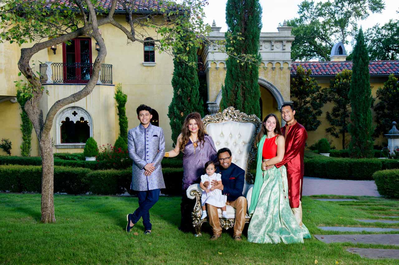 Photograph of different generations of a family in a garden Isabelle Guillen, Portrait Photographer in Dallas Metroplex