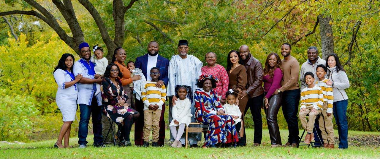 Photograph of different generations of a family in a garden Isabelle Guillen, Portrait Photographer in Dallas Metroplex