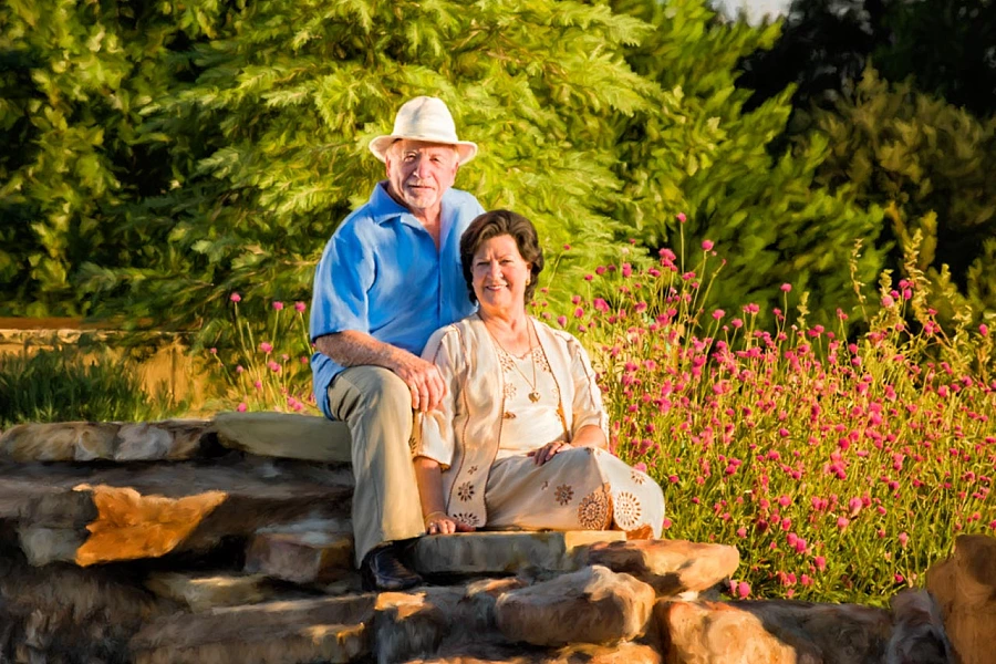 Backyard family portrait by Isabelle Guillen, Portrait Photographer in Dallas Metroplex